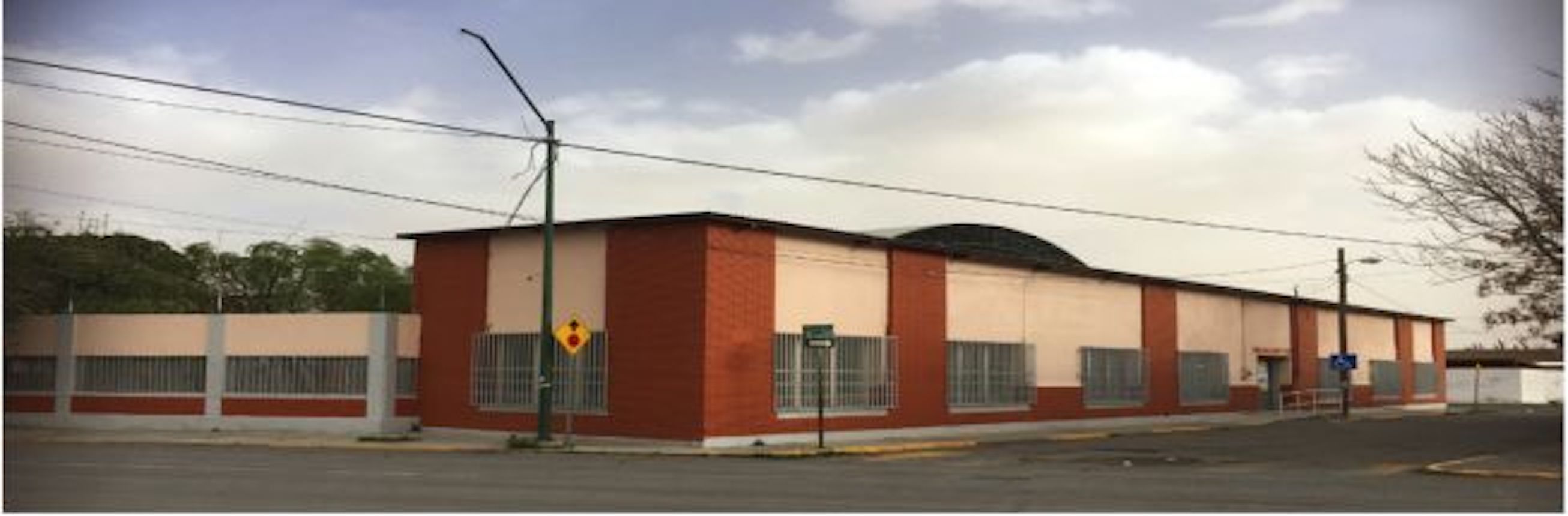 Fachada Poniente. Calle República del Salvador. Actual acceso de la escuela
primaria.