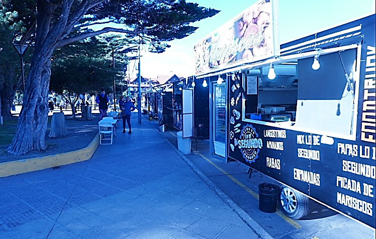 Food trucks en
la plaza San Martín, centro de Comodoro Rivadavia