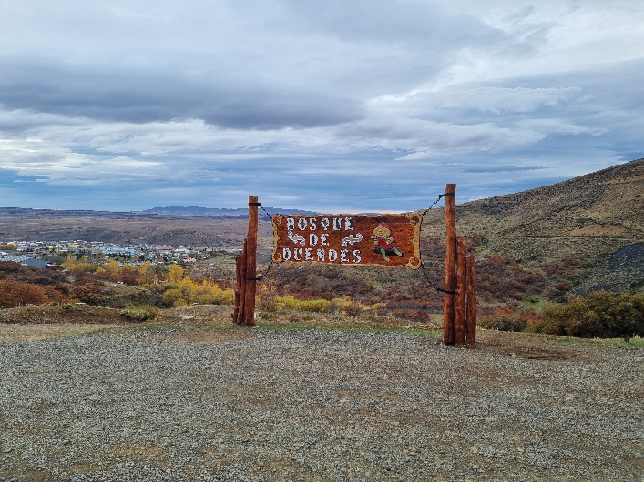 Entrada al Bosque de Duendes Al fondo la ciudad de Rio Turbio