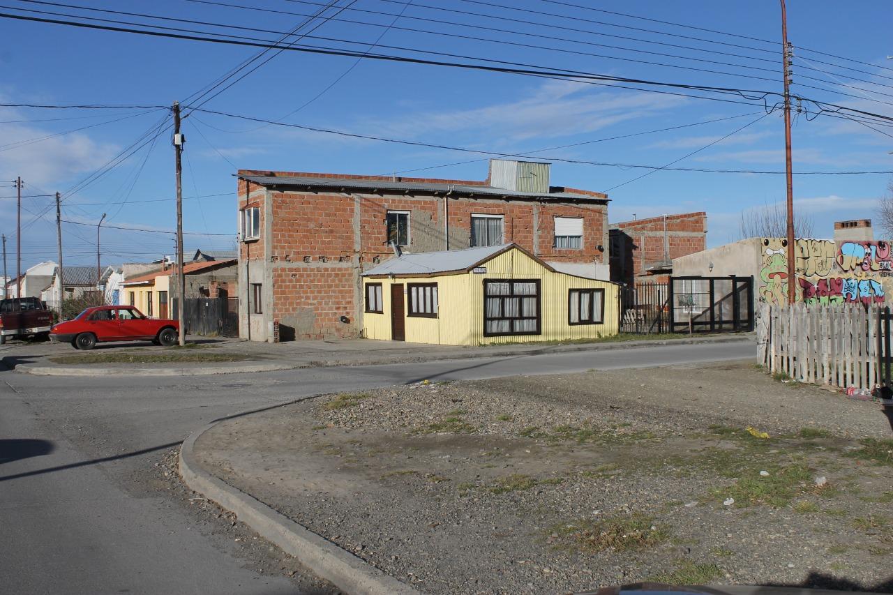 Vivienda en el barrio Belgrano construida con
chapa, pero en proceso de modificación, agregado de una parte en ladrillo y
cemento