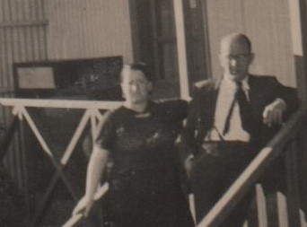 Sofía y Enrique Moll en las puertas de la Escuela de Km. 8