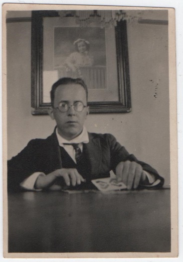 Enrique Moll fotografiado en su casa, haciendo un solitario. Buenos Aires, 1916