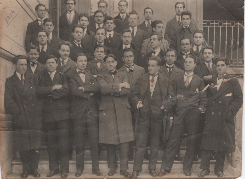 Enrique Moll y sus compañeros de estudios en la puerta de la Escuela Normal de Profesores, hoy Mariano Acosta. Buenos Aires, 1916