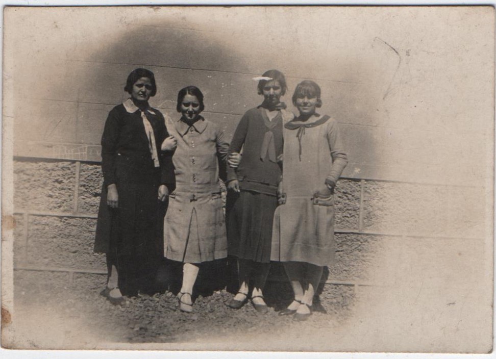 Sofía Moll de paseo con sus compañeras de escuela Buenos Aires 1918