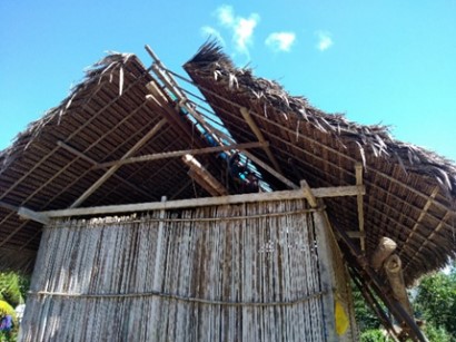 Coberturas de viviendas en
Urakusa (A); vivienda en Kayants (B)