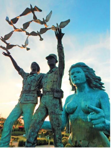 Detalle de las figuras centrales del monumento de la Reconciliaci&oacute;n