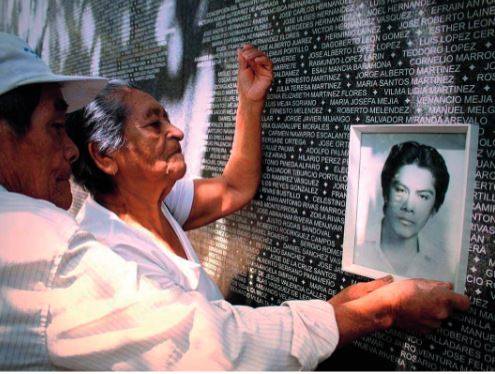 Ancianos rinden homenaje a familiar desaparecido. Monumento a la Memoria y la Verdad, durante conmemoraci&oacute;n del d&iacute;a de v&iacute;ctimas de desaparici&oacute;n forzada 30.08.2019