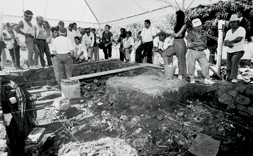 Exhumación  de  niños  y  niñas  en  la  Iglesia  de  El  Mozote,  en  1992