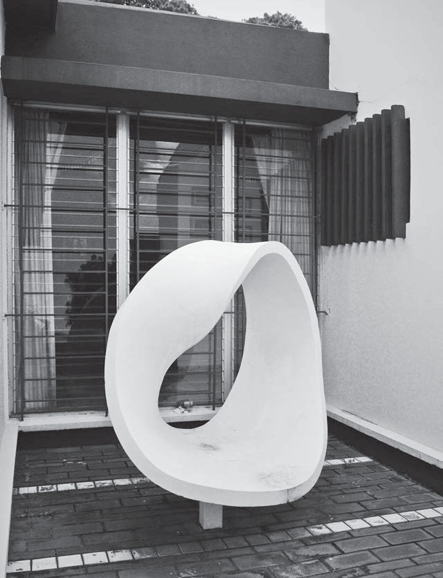 Detalle de banca escultura al interior en la Casa Díaz (1965)