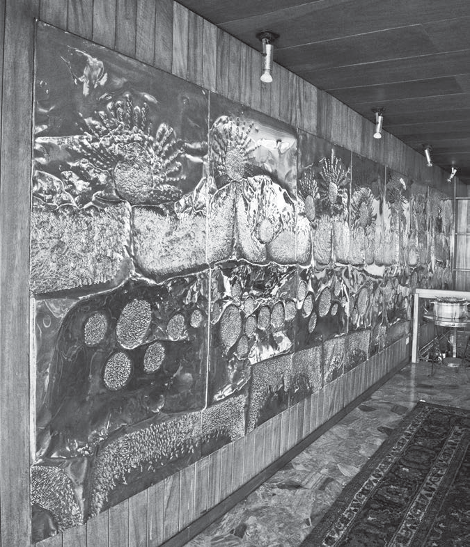 Mural interior forjado en cobre al interior de la Casa Vilanova (1975)