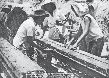 Mujeres que participan en la edificaci&oacute;n de unidades de vivienda multifamiliar como parte del proyecto de Autoconstrucci&oacute;n, en el Centro Urbano Jos&eacute; Sime&oacute;n Ca&ntilde;as, Mejicanos.