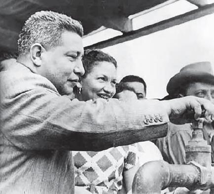 El Coronel Oscar Osorio, presidente de la rep&uacute;blica entre 1950 y 1956, inaugurando obra.