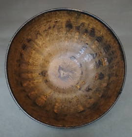 Platón con engobe vitreo de Saucillo. Adán Sáenz stoneware cono 6 quema de oxidación en horno eléctrico