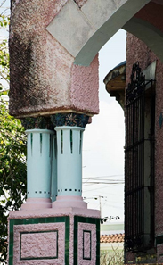 Capitel ornamentado con elementos florales realizados en cerámica