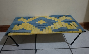 Cama para
    perros tejida con textil recuperado.
