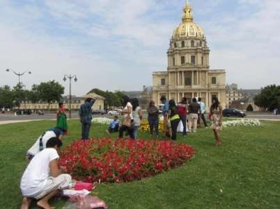 Imagem 1: Visão panorâmica da realização do despacho em frente aos Invalides, mausoléu de Napoleão Bonaparte e os turistas indianos