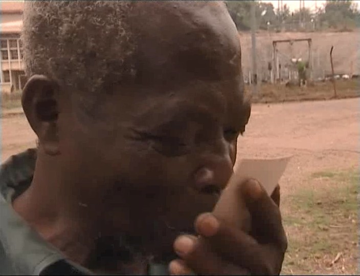Imagem 4: Senhor angolano beija o retrato de Paz Andringa.