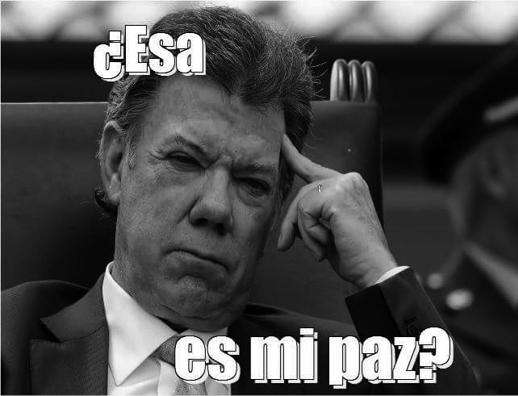 Meme compuesto por la foto de
Juan Manuel Santos con cara pensativa y el texto “¿Esa” en la parte superior y
“es mi paz?” en la parte inferior 

 