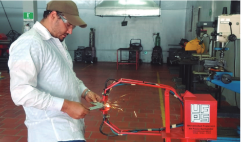 M&aacute;quina de soldadura por puntos, operando.