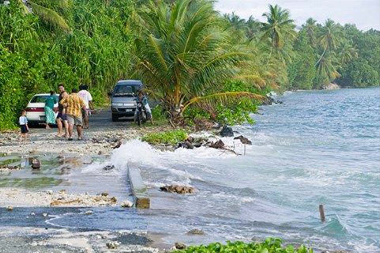 Os residentes observam a maré alta inundar suas casas na ilha, no sudoeste do Pacífico (legenda traduzida do site original em inglês: Residents watch as the high tide floods their island homes, South-West Pacific)