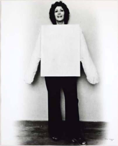 Helena Almeida. Tela rosa para vestir, 1969