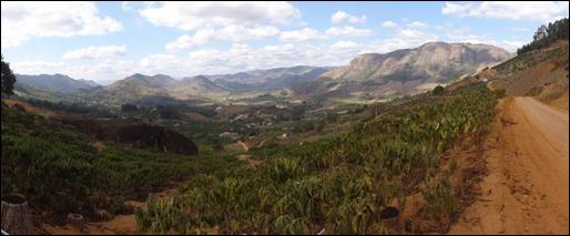 Aspecto
geral do vale do alto Santa Maria do Doce (visada a partir do 1&ordm; plano no
distrito de Alto Santa Maria em dire&ccedil;&atilde;o ao distrito de Santo Antonio do Cana&atilde;. As
vertentes marcadas pela lavoura de cultivo sazonal e elevado d&eacute;ficit h&iacute;drico