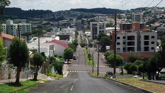 Vista da rua Senador Nereu Ramos sentido lesteoeste entre os bairros Primavera primeiro plano e Centro porção central da foto