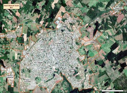 Vista da área urbanizada de Xaxim delimitada em laranja em imagem de satélite de 2017