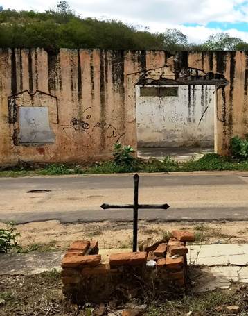 Cruzeiro dos mortos,  
  diante das ruínas do armazém. [2014]