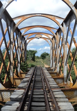 Ponte Ferroviária de Senador  
  Pompeu (CE); trilhos. [2010]