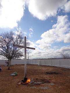 Acendimento de velas nos cruzeiros  
  do Cemitério da Barragem – ato devocional. [2014]
