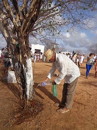 Aguação
  das plantas no Cemitério da Barragem – ato devocional. [2014]