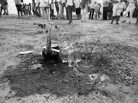Devotos das Santas Almas da Barragem – detalhe do cruzeiro
  aguado, no Cemitério. [2013]