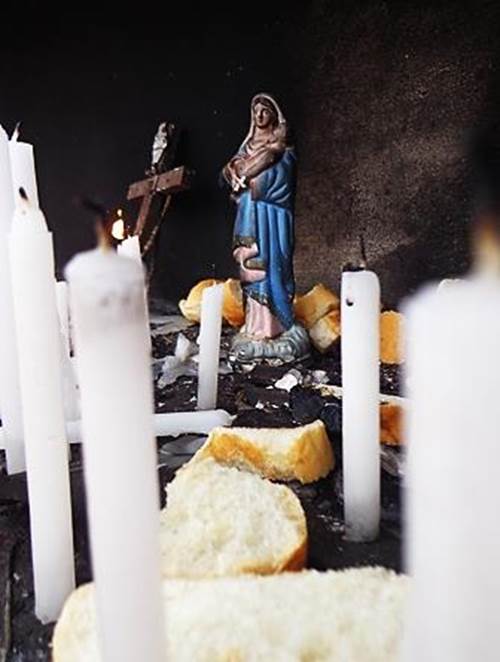 Oferecimento de pão, no Cemitério, às  
  Santas Almas da Barragem – ato devocional. [2014]