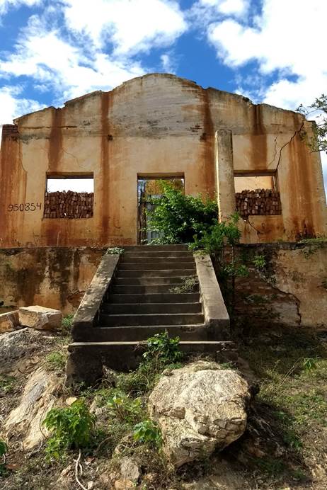 Ruínas
  de um dos casarões da Concentração  (Campo
  de Concentração do Patu). [2014]