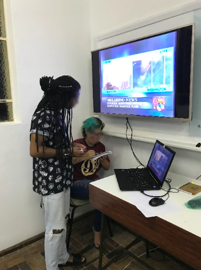 Estudante atuando como rádio-escuta