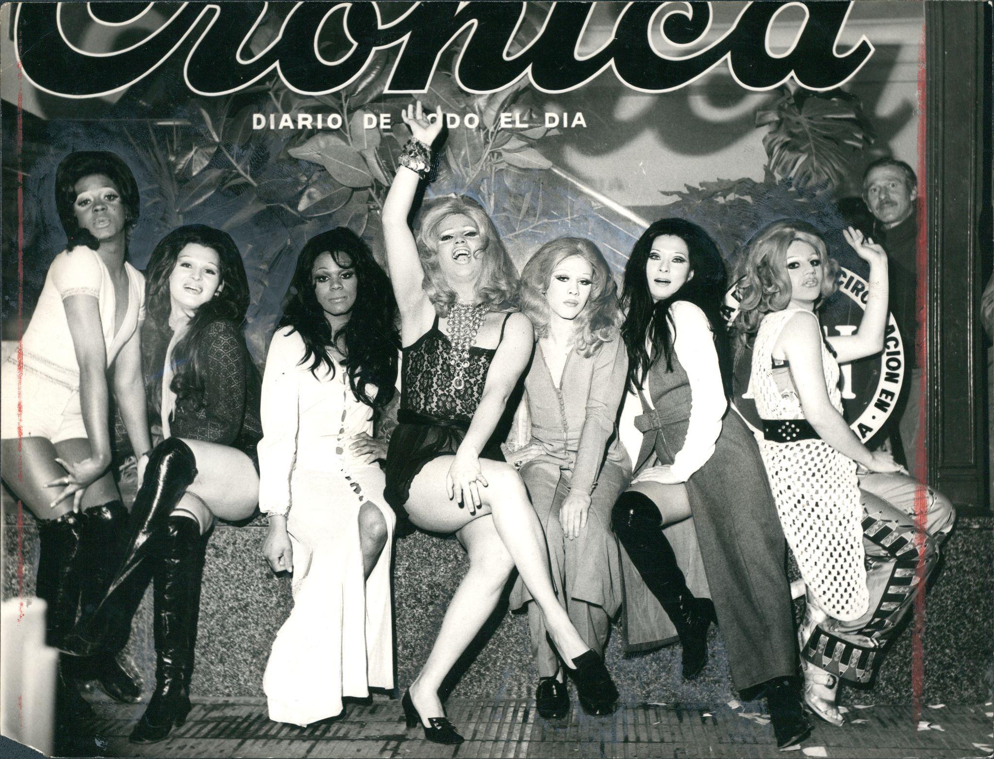 Les Girls 71, posando en la puerta de la redacci&oacute;n de Cr&oacute;nica