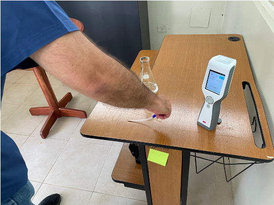 Punto 1
ubicado en la oficina de la Coordinación de Acuicultura de la FIMCM, donde se
tomó muestra con un hisopo y luego se leyó en un luminómetro Clean‐TraceTM