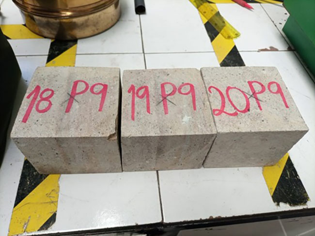 Probetas de roca listas para el ensayo de
carga puntual

   

 